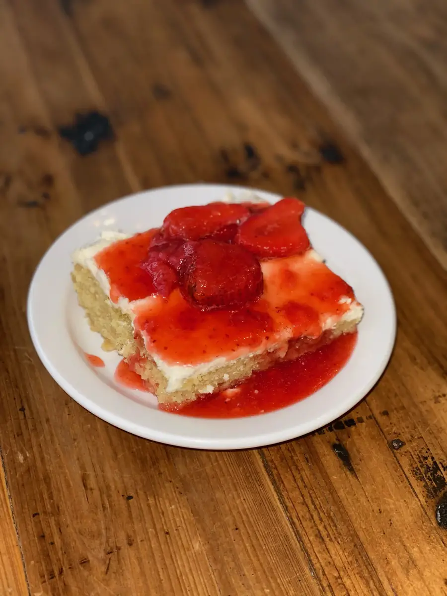 Vanilla cake with strawberries and strawberry sauce